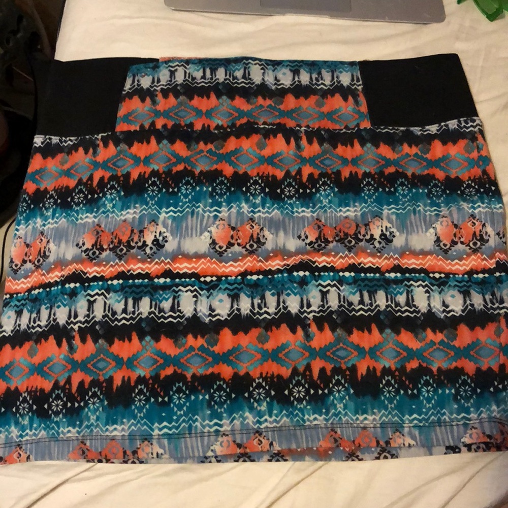 Short tribal print body con skirt